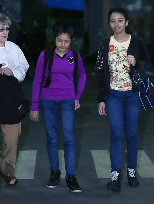 Kedua putrinya, Aurelia Callista Carilla dan Alika Pandora Salvine rela uang untuk biaya sekolah dipakai untuk biaya pengobatan mamanya. Baginya, itu merupakan bentuk kasih sayangnya. (Nurwahyunan/Bintang.com)