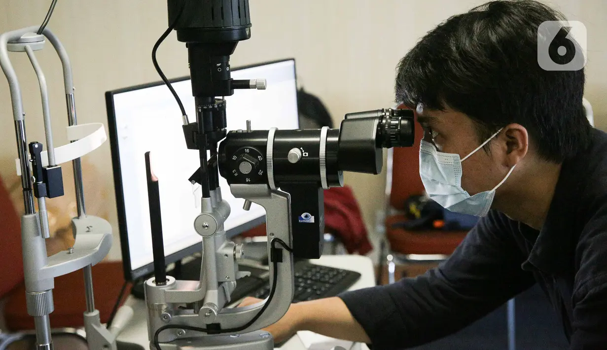Alat Kesehatan yang dihibahkan seperti USG Biometri With Ascan Probe, Envision (Pediatric Retina Camera), Retcam Compatible Pronter, Slit lamp SL350 Merek Essilor, Chart Projector CP550 merek Essilor, Slit Lamp BQ900. (Liputan6.com/Faizal Fanani)