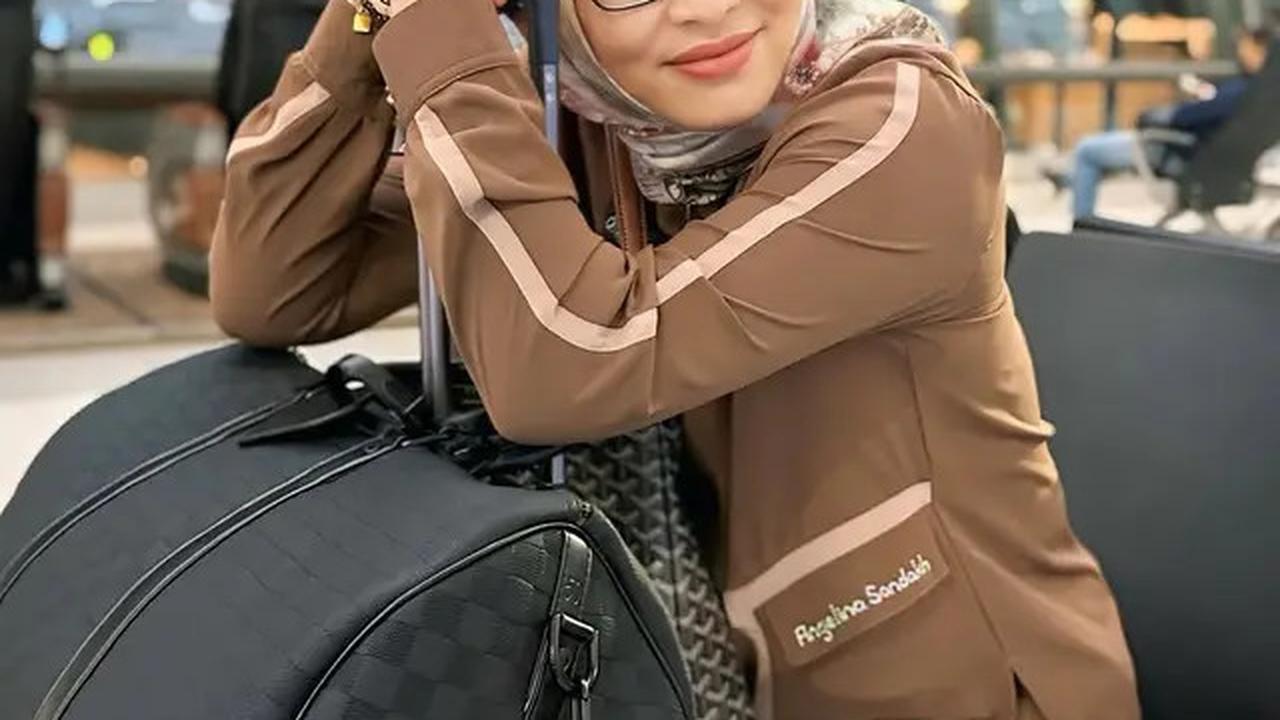 5 Gaya Angelina Sondakh saat di Bandara, Feminin dan Profesional
