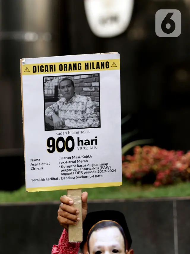 FOTO: Aksi 900 Hari Kaburnya Harun Masiku di Depan Gedung KPK