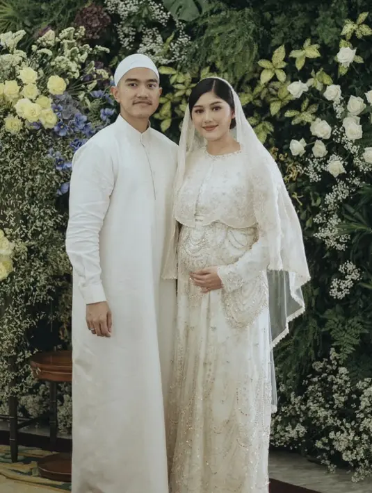 Dengan abaya putih, aksen layering pada busana brokatnya memberikan kesan unik dan tampak lebih istimewa.  [Foto: Instagram/ Erina Gudono]