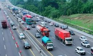 Kondisi arus lalu lintas saat penerapan contraflow di jalan Tol Jakarta-Cikampek. (Antara)