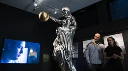 Patung baja tahan karat yang mengguncang konsepsi tradisional tentang kreativitas dan seni itu menggambarkan seorang androgini dengan bagian bawah tubuh ditutupi petak bahan, memegang bola dunia perunggu di satu tangan. (NACKSTRAND / AFP)