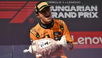 Pembalap McLaren, Lando Norris mengangkat trofi saat merayakan kemenangan dalam ajang balap Formula 1 GP Hungaria 2025 di sirkuit Hongaroring, Minggu (03/08/2025) waktu setempat. (AP Photo/Denes Erdos)