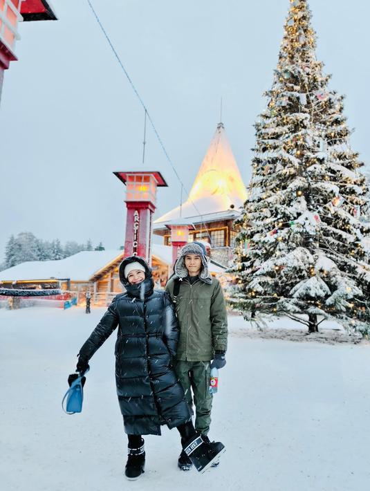 Momen kebersamaan keduanya diabadikan dalam sejumlah potret yang dibagikan Rossa di media sosial. Dalam salah satu foto, mereka tampak kompak mengenakan jaket tebal di tengah hamparan salju putih dengan latar pohon Natal raksasa. Senyum hangat Rossa dan tatapan tenang Rizky memancarkan kebahagiaan di tengah suasana musim dingin yang magis. (Liputan6.com/IG/@itsrossa910)