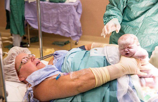 Gerri saat mengeluarkan bayinya | dailymail.co.uk