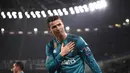 Striker Real Madrid, Cristiano Ronaldo, melakukan selebrasi usai mencetak gol ke gawang Juventus pada laga Liga Champions di Stadion Allianz, Selasa (3/4/2018). Juventus takluk 0-3 dari Real Madrid. (AFP/Marco Bertorello)