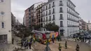 Petugas pemadam kebakaran dan polisi bekerja di lokasi ledakan di pusat kota Madrid, Spanyol, Rabu (20/1/2021). Ledakan keras telah menghancurkan sebagian bangunan kecil yang diapit oleh sekolah dan panti jompo di pusat ibu kota Spanyol. (AP Photo/Manu Fernandez)