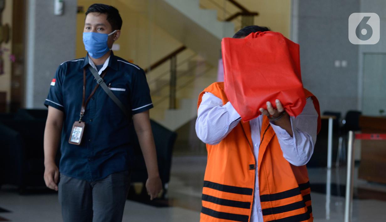 Mantan Kalapas Klas I Sukamiskin Bandung Deddy Handoko berusaha menutupi wajahnya usai pemeriksaan di Gedung KPK, Jakarta, Kamis (4/6/2020). Deddy diperiksa sebagai tersangka kasus dugaan suap terkait pemberian fasilitas atau perizinan keluar di Lapas Sukamiskin Bandung. (merdeka.com/Dwi Narwoko)
