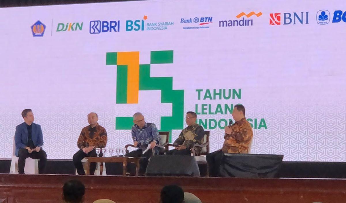 "Pelaksanaan lelang sukarela berupa kendaraan bermotor, benda seni lukisan, kain tenun, barang antik/kuno dan barang lainnya, serta komoditi kopi dan produk UMKM secara konvensional,"