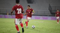 Gelandang Timnas Indonesia, Evan Dimas mengontrol bola saat bertanding melawan Timor Leste pada laga uji coba internasional di Stadion I Wayan Dipta Gianyar, Kamis (27/1/2022). Indonesia menang telak atas Timor Leste 4-1 (Dok Humas PSSI)