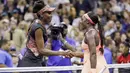 Petenis AS, Venus Williams, berjabat tangan dengan petenis muda AS, Sloane Stephens, usai laga semifinal AS Terbuka 2017 di New York, Kamis (7/9/2017). Venus Williams kalah 1-6, 6-0, 5-7 dari Sloane Stephens. (AP/Julio Cortez)