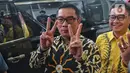 Gubernur Jawa Barat Ridwan Kamil tiba di DPP Golkar, Jakarta,Rabu (18/1/2023). Ridwan Kamil mengenakan batik dengan warna dominasi hitam dan kuning.(Liputan6.com/Angga Yuniar)