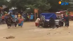Banjir yang melanda Kota Ambon merendam jalur utama mudik Lebaran 2017