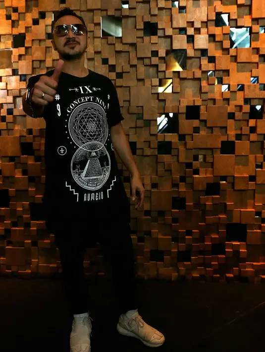 "Kalau saya sendiri kan juga saya punya vinyl banyak. Jujur aja mendengarkan vinyl kan repot ya. Buka, masukin, kalau mau pindah track ngitung ribet banget. Tapi itu wujud penghargaan," kata Giring di Kemang, Senin (28/11). (Nurwahyunan/Bintang.com)