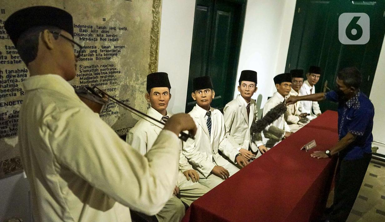 Petugas membersihkan diorama di Museum Sumpah Pemuda, Jakarta, Rabu (27/10/2021). Museum Sumpah Pemuda memiliki koleksi foto dan benda-benda bersejarah dalam pergerakan nasional kepemudaan dan menjadi tonggak sejarah perjuangan kemerdekaan RI. (Liputan6.com/Faizal Fanani)