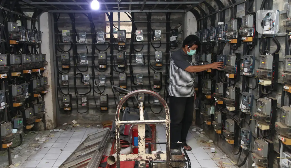 Warga melakukan pengecekan meteran listrik di rusun kawasan Jakarta, Kamis (13/8/2020). Pemerintah memperpanjang pemberian stimulus listrik untuk pelanggan golongan rumah tangga 450 VA dan 900 VA subsidi, serta pelanggan UMKM hingga Desember 2020. (Liputan6.com/Angga Yuniar)