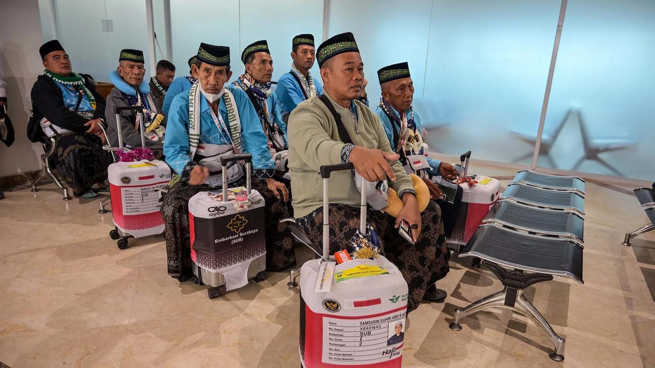 FOTO: Kloter Pertama Jemaah Haji Embarkasi Surabaya Berangkat ke Tanah Suci