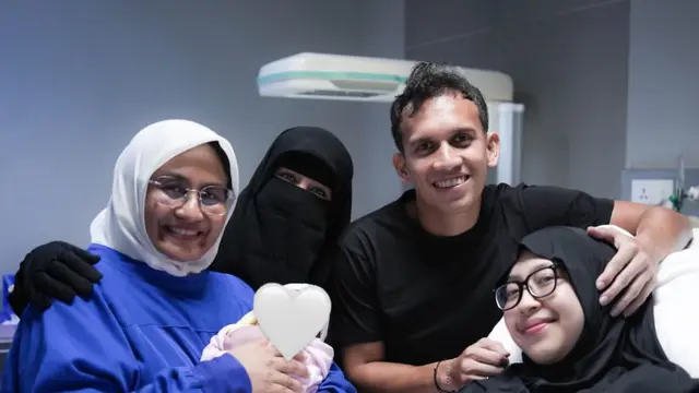 Adiba Khanza Setelah Melahirkan mengenakan kurung hitam. [@adiba.knza]