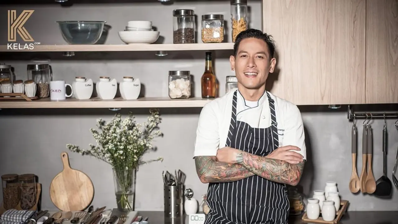 6 Potret Terbaru Chef Juna Berambut Gondrong, Bikin Pangling
