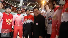 Erick Thohir bertemu dengan Tim Olahraga Musim Dingin Indonesia yang akan bertanding di Jepang, Tangsel, Kamis (29/9). Ini adalah untuk pertama kali Indonesia mengirim kontingen untuk Asian Winter Games. (Liputan6.com/Helmi Afandi)