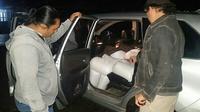 Polisi saat memeriksa sebuah mobil yang membawa Cap Tikus dari Bolmong hendak menuju ke Gorontalo.