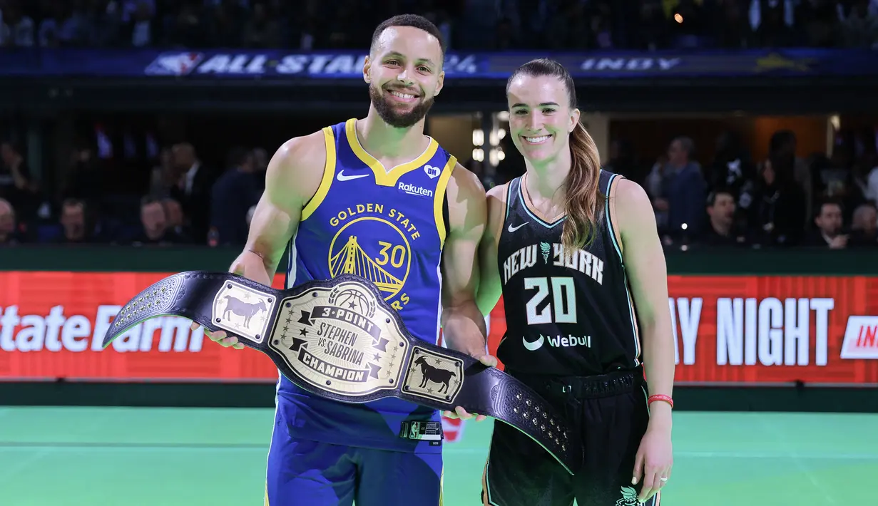 Pemain Golden State Warriors, Stephen Curry (kiri) berfoto bersama dengan pemain New York Liberty setelah Three Point Contest NBA All Star 2024 di Gainbridge Fieldhouse, Indianapolis, Amerika Serikat, Minggu (18/2/2024) WIB. Stephen Curry menang atas Sabrina dengan skor 29-26. (AFP/Getty Images/Stacy Revere)
