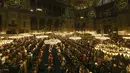 Umat Muslim melakukan sholat tarawih menjelang hari pertama bulan suci Ramadhan di Turki, di Masjid Hagia Sophia di Istanbul, Jumat (1/4/2022). Masjid Agung Hagia Sophia mengadakan sholat tarawih pertama kali dalam 88 tahun. (AP Photo/Emrah Gurel)