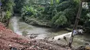 Suasana proyek tiang pancang turap aliran anak kali ciliwung yang terbengkalai di Jalan Gudang Air, Jakarta, Selasa (12/2).Pengerjaan yang tak kunjung selesai menyebabkan jalan hadidji dan sekitar kerap banjir jika hujan deras.(Liputan6.com/Faizal Fanani)