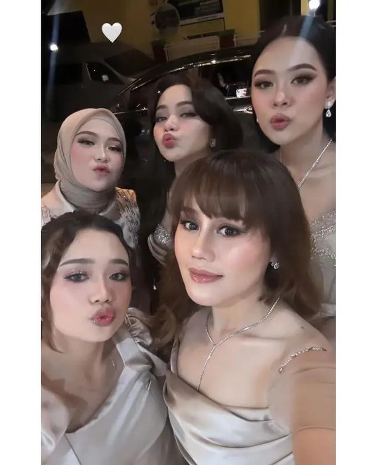 7 Potret Pedangdut di Pernikahan Nia LIDA, Lady Rara dan Melly Lee Jadi Bridesmaid