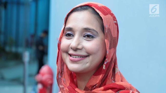 Di Swedia Baju yang Dipakai Ayu  Azhari  Ditawar News 