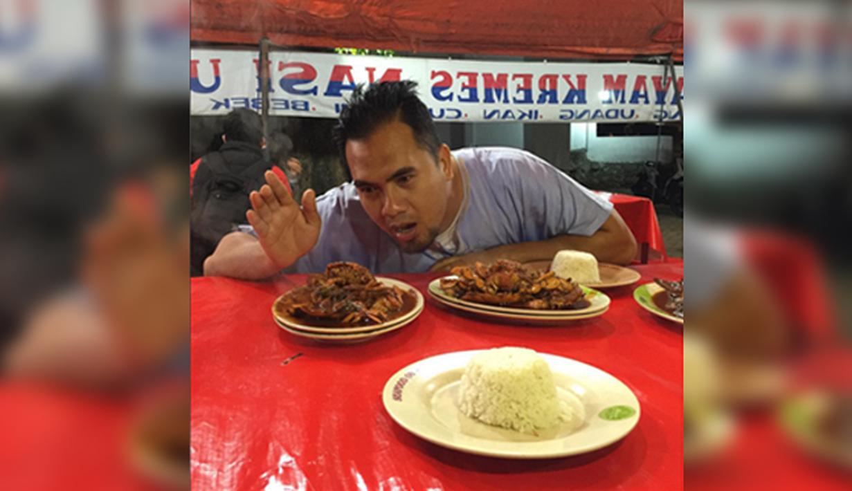 Penyanyi dangdut Saipul Jamil berselfie sambil memperlihatkan makanannya. Penyanyi dangdut nyentrik ini sempat menikah dua kali. (Instagram.com/saipuljamill)