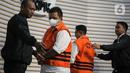 Bupati Muna Sulawesi Tenggara (2021-2026) La Ode Muhammad Rusman Emba (kedua kiri) mengenakan rompi tahanan usai menjalani pemeriksaaan dan rilis penetapan tersangka di Gedung Merah Putih Komisi Pemberantasan Korupsi (KPK), Jakarta, Senin (27/11/2023). (Liputan6.com/Angga Yuniar)