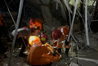 Operasi pencarian dan pertolongan (SAR) pascaledakan hebat yang diduga dipicu kebocoran pipa gas bawah tanah di Kompleks Grand Polonia, Kelurahan Suka Damai, Kecamatan Medan Polonia, terus berpacu dengan waktu. (Liputan6.com/Reza Efendi)