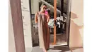 <p>Berlibur di welness resort bisa mempertimbangkan outfit yang menenangkan sekaligus praktis, seperti midi dress nuansa earth tone saat liburan di Plataran Komodo (Foto: Instagram @ramadhaniabakrie)</p>