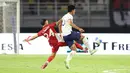 <p>Pemain Timnas Indonesia, Eliano Reijnders (kiri) berebut bola dengan pemain Chinese Taipei dalam laga FIFA Matchday Taipei di Stadion Gelora Bung Tomo (GBT), Surabaya, Jumat (06/07/2025). (Bola.com/Abdul Aziz)</p>