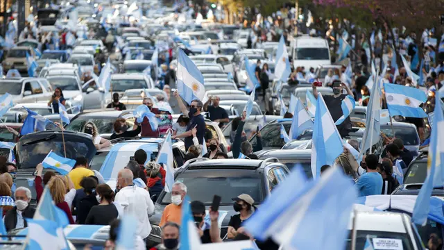 FOTO: Protes Kebijakan COVID-19, Warga Argentina Turun ke Jalan
