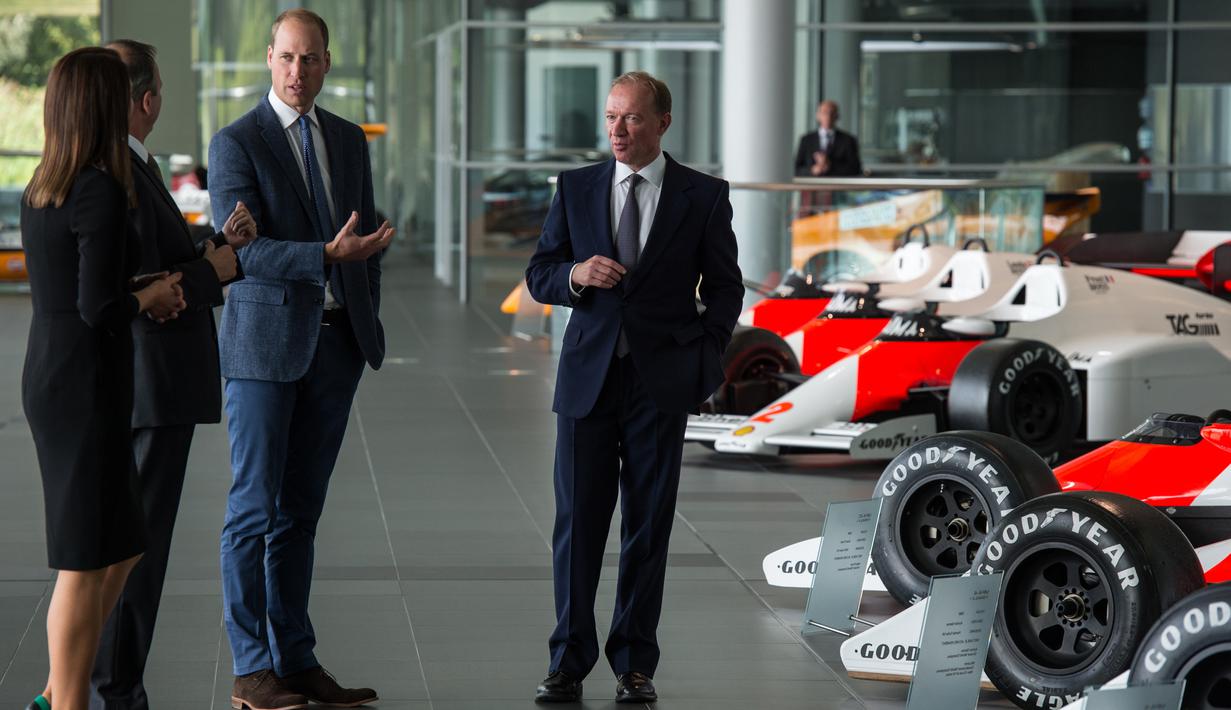 Pangeran William melihat mobil mobil balap Formula Satu yang sebelumnya digunakan oleh Alain Prost dan Ayrton Senna di McLaren Automotive Production Center di Woking (12/9). (AFP Photo/Pool/Chris J Ratcliffe)
