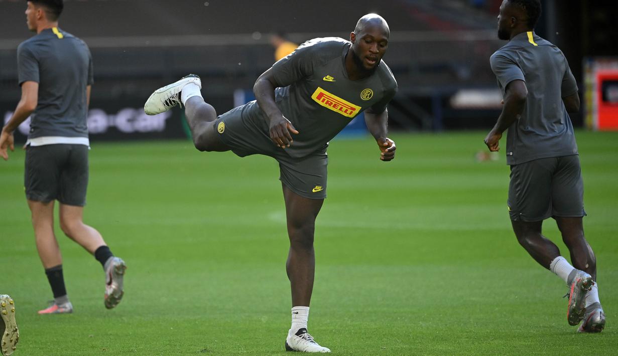 Striker Inter Milan, Romelu Lukaku, melakukan latihan jelang laga Liga Europa di Gelsenkirchen, Jerman, Selasa (4/8/2020). Inter Milan akan berhadapan dengan Getafe. (Photo by Ina Fassbender / various sources / AFP)