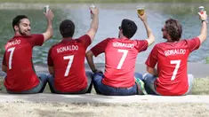 Sejumlah pendukung Portugal bersantai sambil menunggu laga final di sekitar Stade de France, Saint Denis, Prancis, Minggu (10/7/2016). (Bola.com/Vitalis Yogi Trisna)