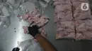Pekerja memilah potongan ayam untuk dimasukkan ke dalam plastik kemasan di Rumah Potong Hewan (RPH) Rawa Kepiting, Jakarta Timur Sabtu (4/5/2024). (merdeka.com/Imam Buhori)