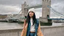 Tampil stylish di depan jembatan London, Febby Rastanty penampilannya mencuri perhatian. Abadikan foto pada sebuah foto ikonik di London, gayanya ini menuai banyak pujian dari para penggemarnya. (Liputan6.com/IG/@febbyrastanty)