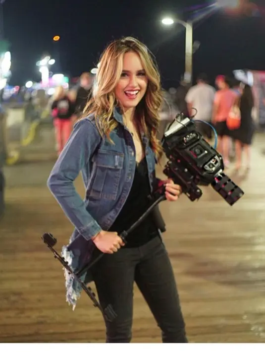 Sambil membawa kamera film, Cinta Laura mengenakan kaos hitam dengan luaran jaket jenas. Makeup yang natural serta rambut gelombangnya, menambah kesan simple gaya berbusana Cinta.