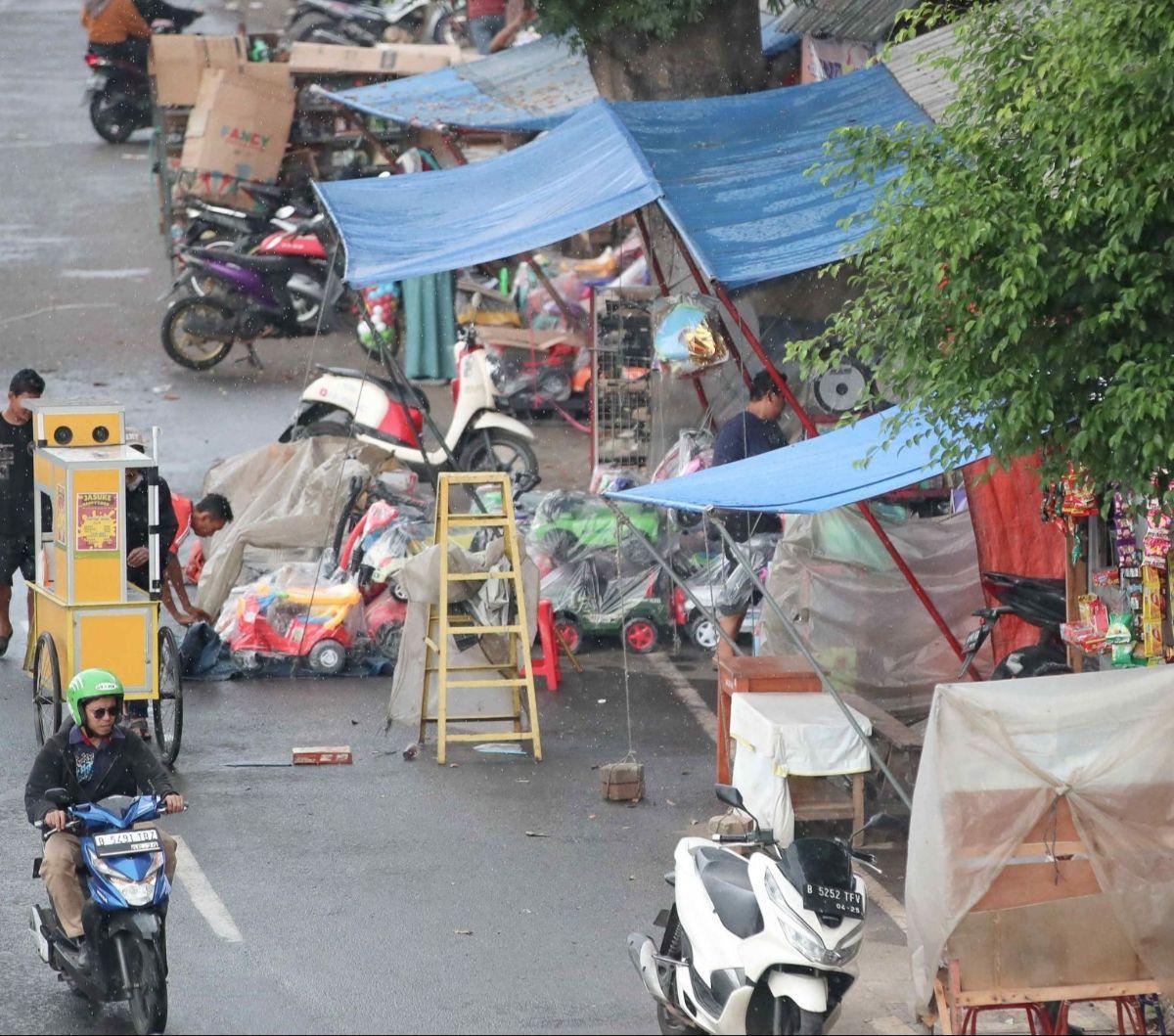 Pasar Gembrong, yang terkenal sebagai pusat penjualan mainan di Jakarta, mengalami penurunan jumlah pembeli yang signifikan meskipun sudah memasuki masa libur sekolah. Foto: Liputan6.com / Herman Zakharia <br>