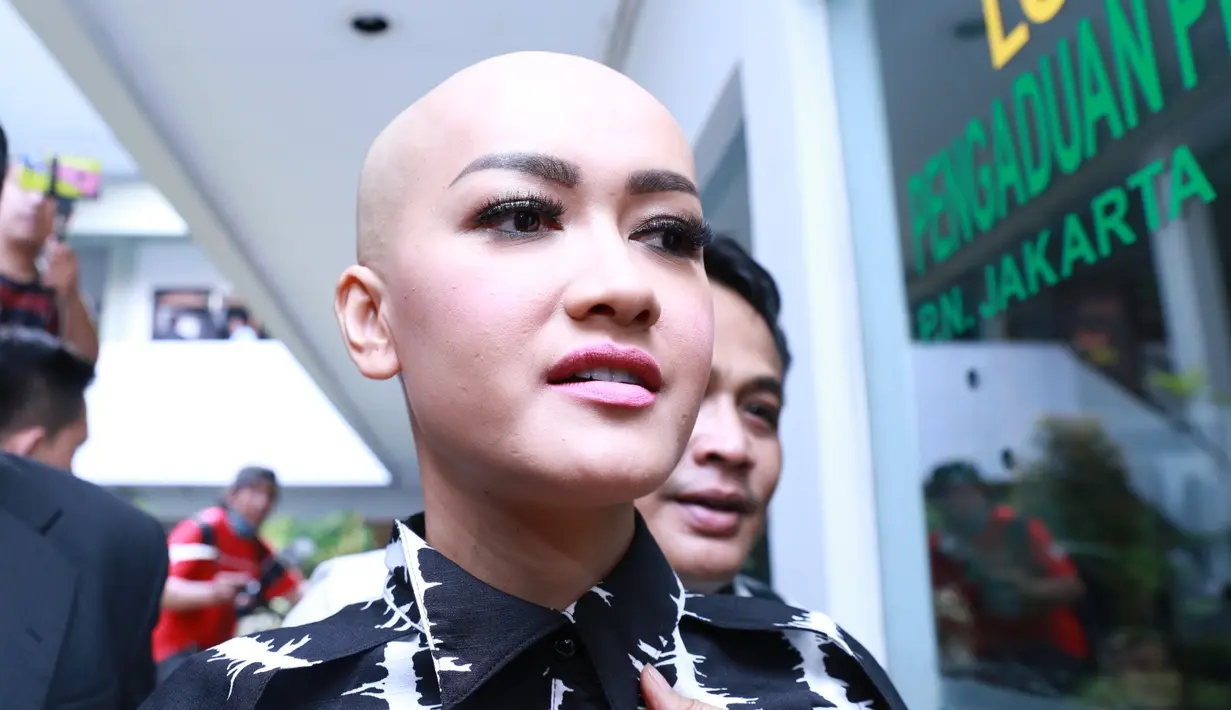 Sejak tiga tahun belakangan ini,Jupe mengindap penyakit kanker serviks. Kanker yang kini sudah mencapai stadium 4 itu pernah dinyatakan sembuh sepulang dari pengobatan di Singapura. Kondisi kembali memburuk akhir 2016 silam. (Adrian Putra/Bintang.com)