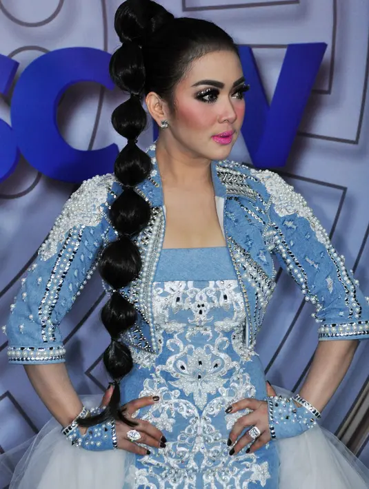 Tidak hanya dengan bulu mata bertabur berlian, Syahrini juga mengenakan busana seberat 15 kilogram. Menyebutnya dengan sebutan gaun manja. (Nurwahyunan/Bintang.com)