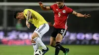 Gelandang Kolombia, James Rodriguez (kiri), mendapat pengawalan dari gelandang Mesir, Sam Morsy, pada laga persahabatan di Stadion Atleti Azzurri d'Italia, Bergamo, Jumat (1/6/2018). (AFP/Marco Bertorello)