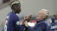 Pemain Prancis Paul Pogba berbicara kepada pelatih Didier Deschamps dalam laga melawan Swiss pada babak 16 besar Euro 2020 di Stadion National Arena di Bucharest, Rumania, Selasa, 29 Juni 2021. (AP Photo/Vadim Ghirda, Kolam)