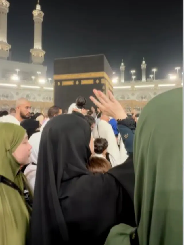 Potret Celine Evangelista Umrah Bareng 4 Anaknya