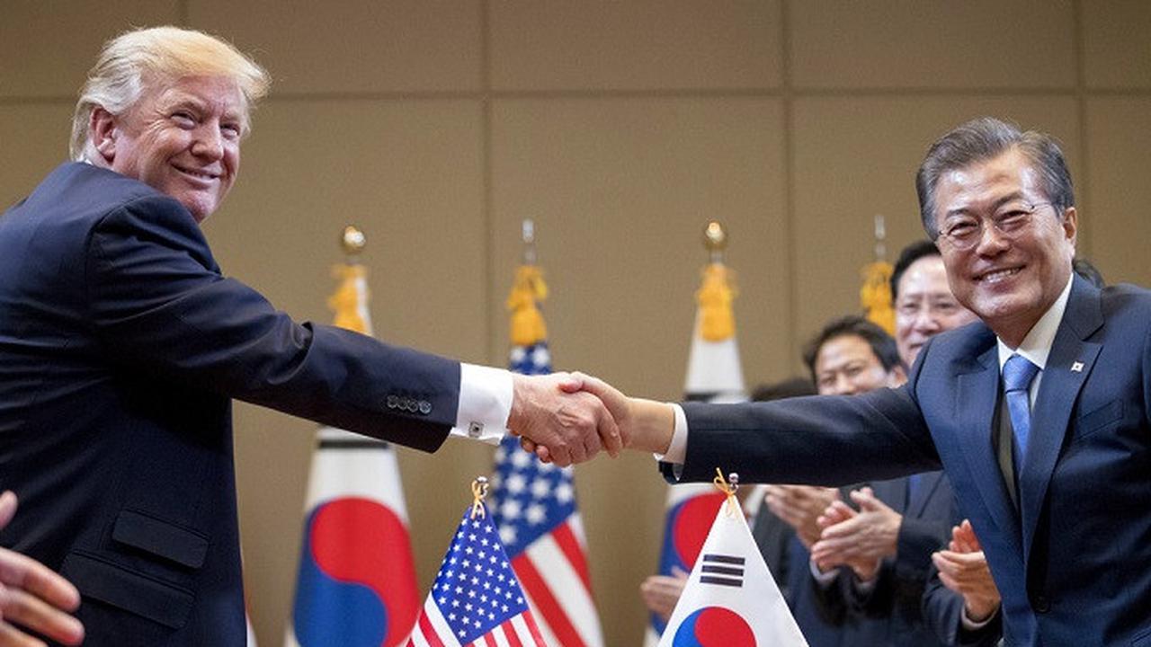 Presiden AS Donald Trump bersama dengan Presiden Korsel Moon Jae-in